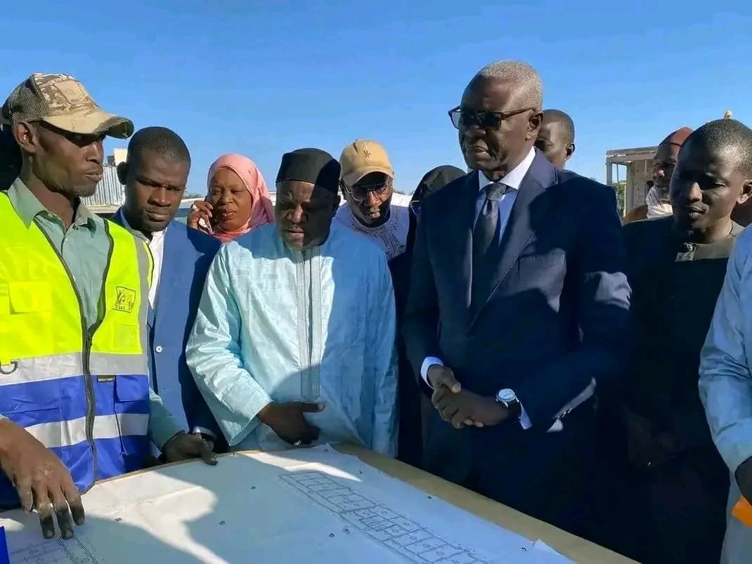 Visite de chantier : Le Maire Amadou Mame Diop évalue l'avancement des travaux du deuxième lycée d'excellence de Richard-Toll. 